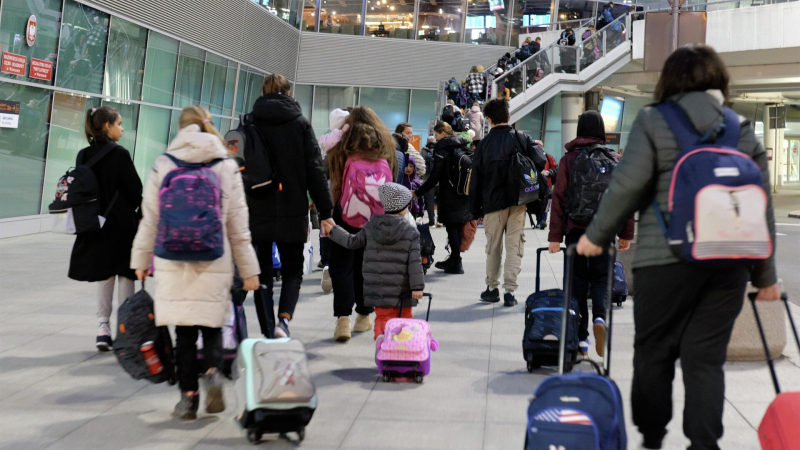 Более половины украинских беженцев уехали из Варшавы, заявил мэр