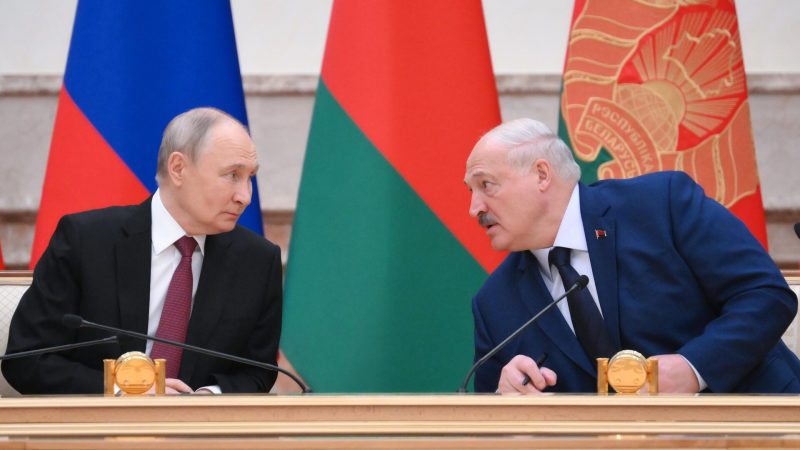 Лукашенко и Путин вместе уехали из Дворца Независимости
