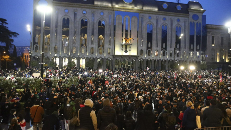 Протестующие вновь перекрыли проспект в центре Тбилиси