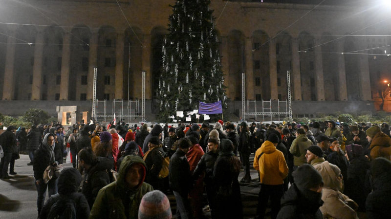 В Тбилиси протестующие перекрыли проспект